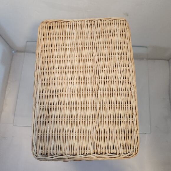 Beautiful Wicker Basket, locking lid and handles 7x8 - Picture 7 of 7